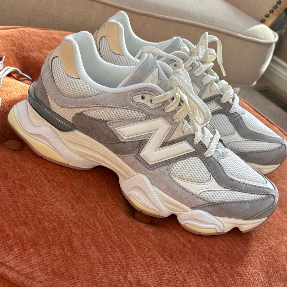 New Balance Men's Sneakers in Light Gray and White